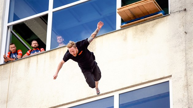 Kromě hoření se brněnská kaskadérská skupina Czech Stunts soustředí také na pády z výšek. Nedávno stanovila rekord pěti kaskadérů, kteří krátce po sobě skočili ze čtvrtého patra.