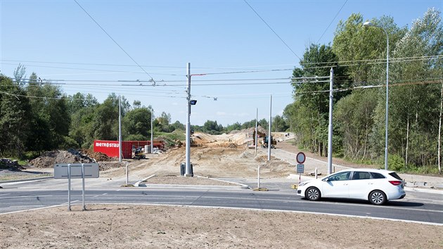 Stavba nov silnice, kter spoj eskobudjovick sdlit Mj a Vltavu. Okrun kiovatka na Vltav u je zprovoznn. (srpen 2017)