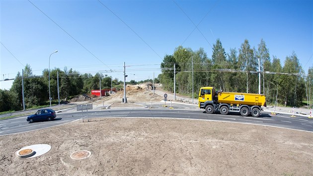 Stavba nov silnice, kter spoj eskobudjovick sdlit Mj a Vltavu. Okrun kiovatka na Vltav u je zprovoznn. (srpen 2017)