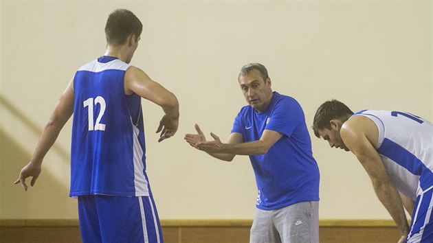 Ronen Ginzburg (uprosted) bhem trninku eskch basketbalist rad Martinu Peterkovi (vlevo) a Kamilu vrdlkovi.