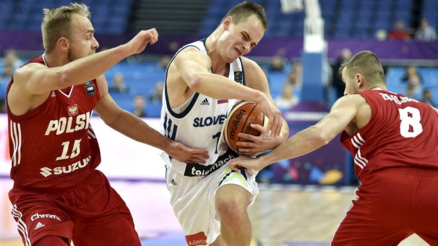 Slovinsk basketbalista Klemen Prepeli (v blm) pronik mezi polskmi soupei Lukaszem Koszarkem (vlevo) a Przemyslawem Zamojskm.
