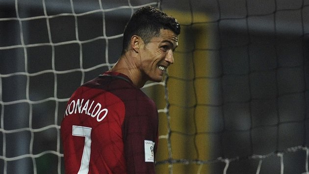 Portugalsk kanonr Cristiano Ronaldo slav gl proti Faerskm ostrovm.