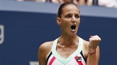 TO SE POVEDLO. Karolína Plíšková zatíná pěst po vítězném fiftýnu ve druhém kole... TO SE POVEDLO. Karolína Plíšková zatíná pěst po vítězném fiftýnu ve druhém kole...