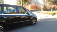 Zloděj se dostal do auta s pomocí rozbitého okna na straně spolujezdce. Zloděj se dostal do auta s pomocí rozbitého okna na straně spolujezdce.
