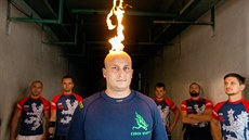 Kaskadéři dosud při hoření potřebovali chránit tělo několika různými druhy... Kaskadéři dosud při hoření potřebovali chránit tělo několika různými druhy...