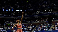 Venus Williamsová podává bhem druhého kola US Open.
