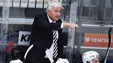Trenér Miloš Říha na střídačce Slovanu Bratislava. Trenér Miloš Říha na střídačce Slovanu Bratislava.