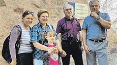 Letošním stotisícím návštěvníkem hradu Loket se stal Ĺudovít Váry s rodinou.... Letošním stotisícím návštěvníkem hradu Loket se stal Ĺudovít Váry s rodinou....