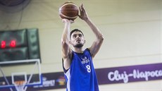 Český basketbalista Tomáš Satoranský na střeleckém tréninku Český basketbalista Tomáš Satoranský na střeleckém tréninku