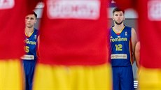Rumunští basketbaloví talenti Emanuel Cate (vlevo) a Bogdan Popa Rumunští basketbaloví talenti Emanuel Cate (vlevo) a Bogdan Popa