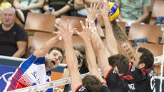 Český volejbalista Petr Michálek.(vlevo) se pokouší překonat německý trojblok. Český volejbalista Petr Michálek.(vlevo) se pokouší překonat německý trojblok.