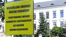 Oblast karantény v Polsku označují výstražné tabule na dopravních značkách. Oblast karantény v Polsku označují výstražné tabule na dopravních značkách.