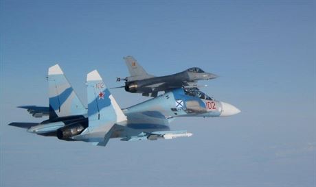 Belgická stíhaka F-16 doprovází nad Baltem nekomunikující ruský pepadový...