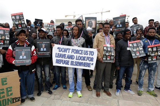 Afrití adatelé o azyl protestují proti deportacím ped budovou Nejvyího soudu v Jeruzalém