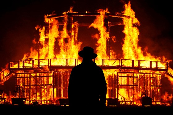 Festivalu Burning Man se v Nevadské pouti úastní kadoron tisíce lidí