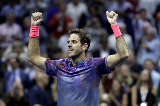 Argentinec Juan Martin del Potro slaví postup do semifinále US Open pes Rogera...