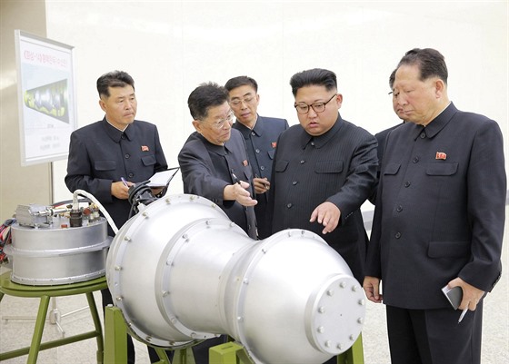 Kim ong-un provádí inspekci miniaturizované vodíkové bomby (3. záí 2017).