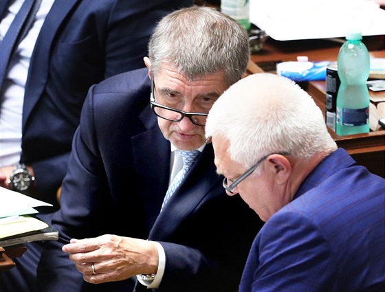 Andrej Babi a Jaroslav Faltýnek (oba ANO) na jednání Poslanecké snmovny ped prvním hlasováním o jejich vydání k trestnímu stíhání. (6. záí 2017) 