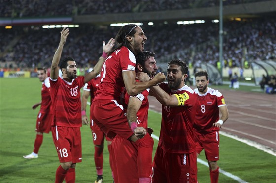 Syrtí fotbalisté se radují ze vsteleného gólu v utkání proti Íránu. Díky...