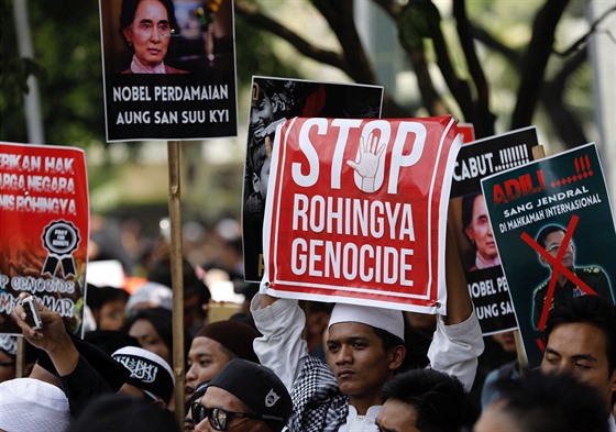 Na protest proti násilí na muslimské komunit Rohing v Barm si lidé v...