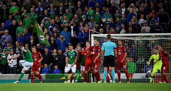 Severoirský obránce Chris Brunt obsteluje ze a stílí druhý gól do Vaclíkovy...