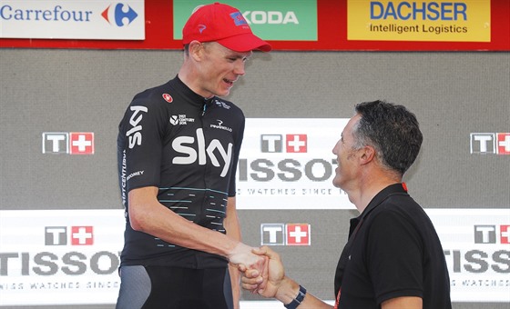 DV LEGENDY. Chris Froome pijímá gratulaci k vítzství v asovce od...