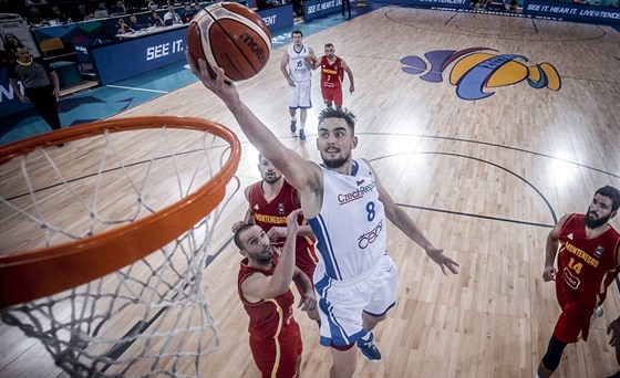 eský basketbalista Tomá Satoranský zakonuje v utkání proti erné Hoe.