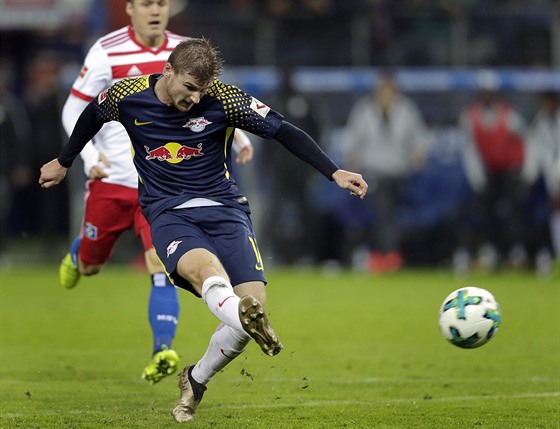 Timo Werner z Lipska stílí gól v utkání proti Hamburku.
