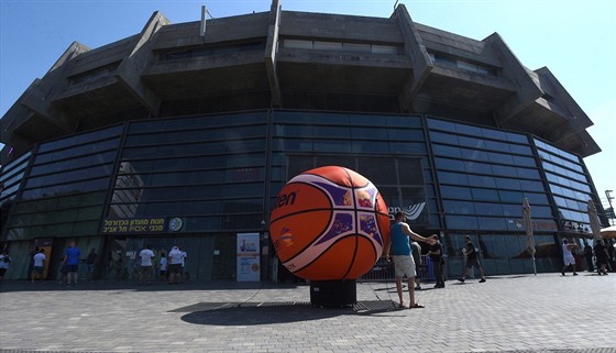 Zvtenina oficiálního míe pro EuroBasket ped halou v Tel Avivu.