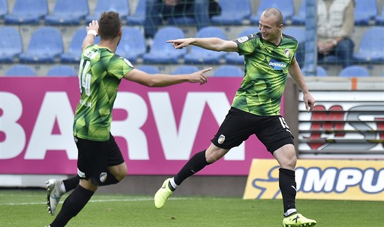 Plzeský útoník Michael Krmeník (vpravo) se raduje z gólu se spoluhráem...