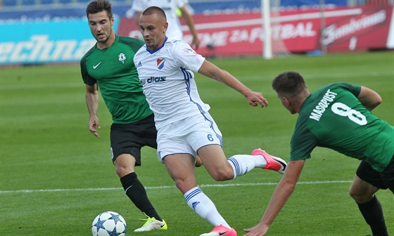 Ostravský Denis Granený proniká jabloneckou obranou.