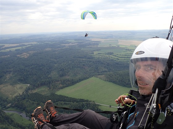 Tomá Ledník pi tídenním peletu strávil na motorovém paraglidu 16 hodin.