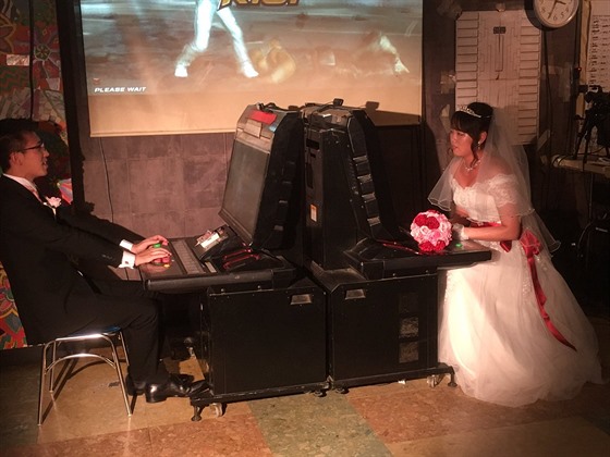 Japonský pár ml svatbu v arkádové hern