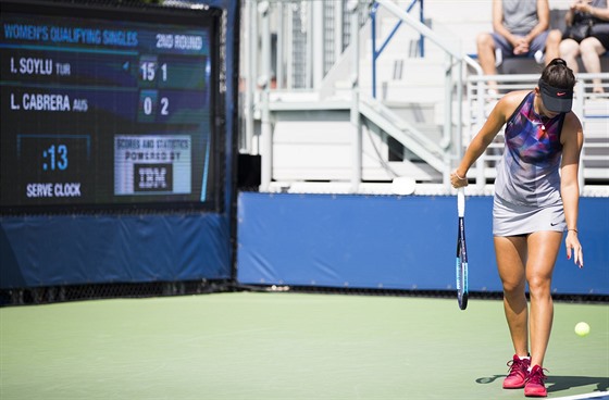 Turecká tenistka Ipek Soyluasová podává v kvalifikaci US Open, za zády jí utíká...