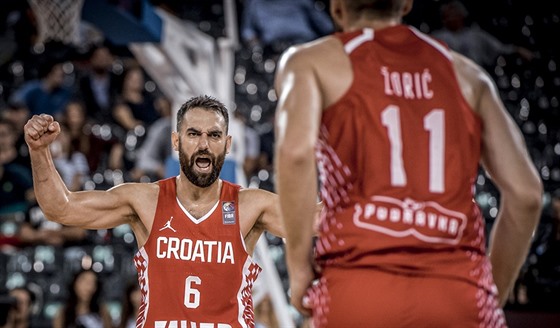 Radost chorvatských basketbalist Marka Popovie (elem) a Luky orie