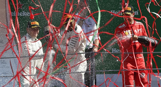 AMPÍKO. Lewis Hamilton (uprosted) mohutn slaví triumf na Velké cen Itálie,...