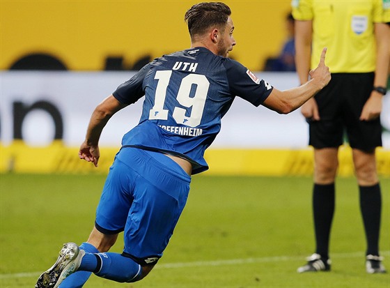 Mark Uth z Hoffenheimu slaví gól proti Bayernu Mnichov.