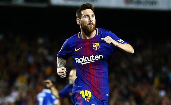Útoník Barcelony Lionel Messi slaví gól do sít Espaolu Barcelona.