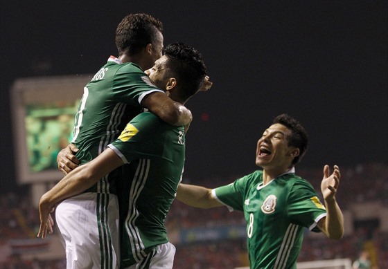 Radost fotbalist Mexika z gólu v zápase s Kostarikou.