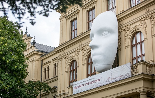 Obí hlava na Jihoeské muzeu oije facemappingovým pedstavením s názvem Tváí...