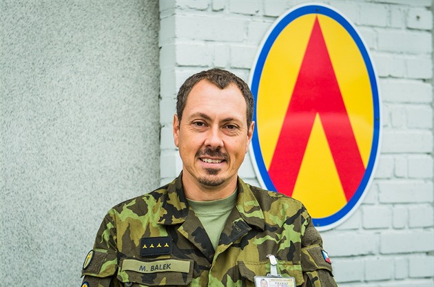 Novým kaplanem strakonických rakeák se stal 45letý Michal Balek. Na zdi za...
