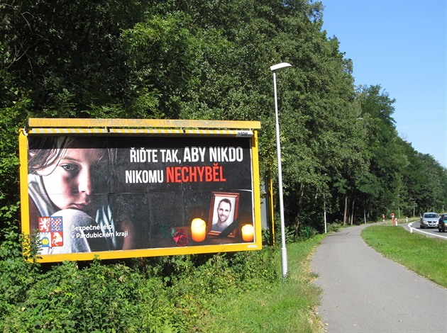 Billboard s placenou kampaní Pardubického kraje zamenou na bezpenost jízdy...