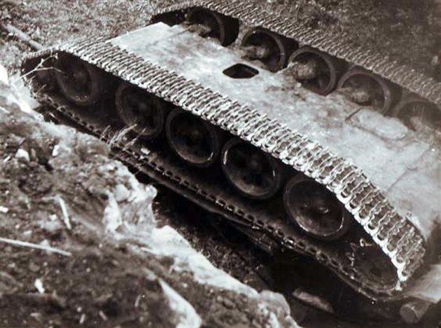 Tank zícený z mostu v Horní Polici vyfotografoval tehdy sedmadvacetiletý...
