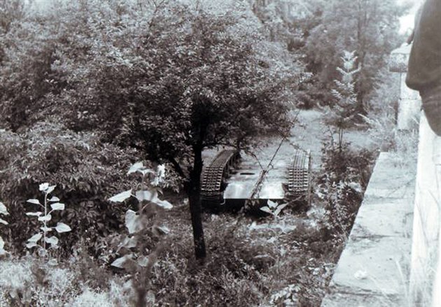 Tank zícený z mostu v Horní Polici vyfotografoval tehdy sedmadvacetiletý...