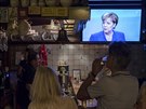 Lidé v baru sledují pedvolební debatu mezi Angelou Merkelovou a Martinem...