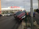 Nehoda aut na prask magistrle, v ulici 5. kvtna smrem na Brno. Jedno...
