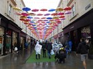 Šedivé mraky nad hlavou rozjasní barevné deštníky, ale i tak to raději pláštěnky jistí. Šedivé mraky nad hlavou rozjasní barevné deštníky, ale i tak to raději pláštěnky jistí.