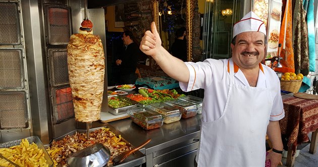 Kořeněné maso, pikantní omáčka a spousta zeleniny. Ovšem ten můj kebab je ze... Kořeněné maso, pikantní omáčka a spousta zeleniny. Ovšem ten můj kebab je ze...