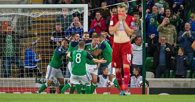 Severoirští fotbalisté se radují po gólu Jonathana Evanse, český záložník... Severoirští fotbalisté se radují po gólu Jonathana Evanse, český záložník...