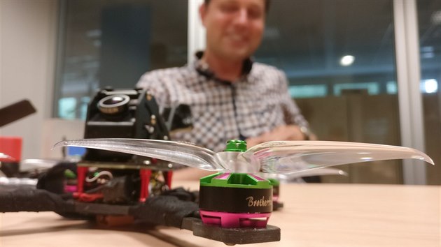 Síla závodního dronu spočívá ve výkonném motoru a dobře zvolené vrtuli. Jan... Síla závodního dronu spočívá ve výkonném motoru a dobře zvolené vrtuli. Jan...